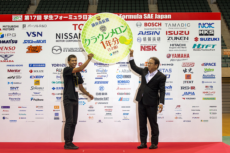 最終日、日が暮れてから開催された表彰式。まずば協賛各社からの表彰と会場になったエコパがある袋井市、掛川市、静岡県からの表彰が行なわれた。それが終わると総合成績の表彰となった。こちらは袋井市長賞で大阪大学が受賞。静的審査の得点が最も高かった