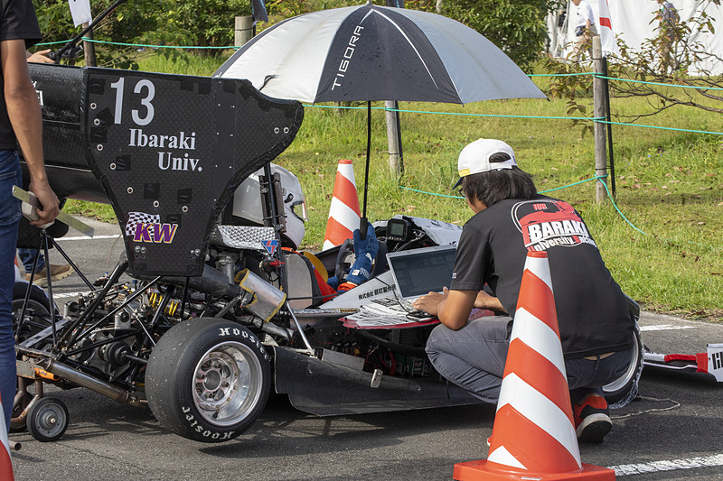 制御系はレース用ECUを使い、独自にセッティングする。こちらは＃13 茨城大学のマシン