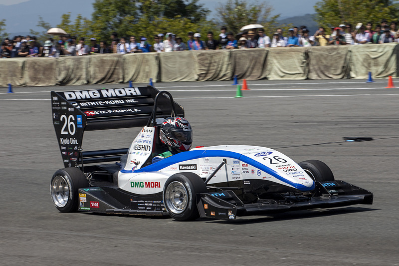 空力装置もチームごとに考えが違うので、同じ競技に参加しているマシンであっても見た目はかなり違う