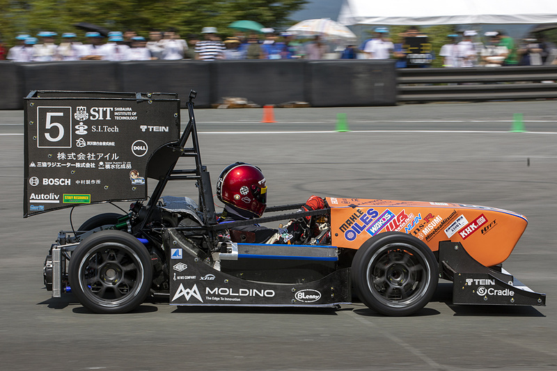 空力装置もチームごとに考えが違うので、同じ競技に参加しているマシンであっても見た目はかなり違う