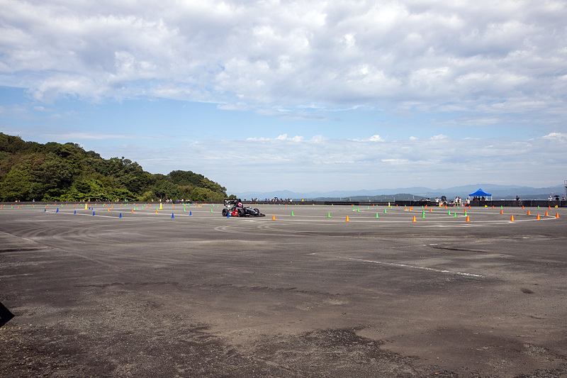 オートクロスとエンデュランスはスケジュール後半の華。最高速100km/hを超えるので、広いコースで競われる