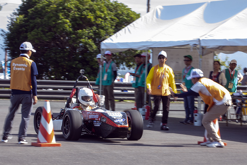 ドライバーは2名。オートクロスでは1人ずつ走ってタイムを合計。エンデュランスではドライバー交代を行なう