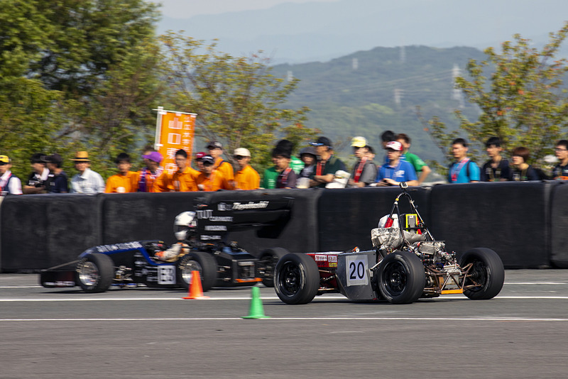 コースの途中にはいくつか待機所があって、追いつかれた車両はいったんそこに入る