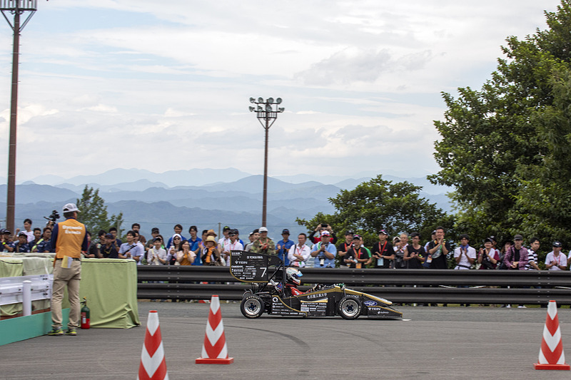 最後のプログラムとなる「ファイナル6」は参加6台中、4台がリタイア。これは大きな番狂わせとなった。最後のエンデュランスでゴールできたのは＃7 名古屋工業大学と＃10 横浜国立大学