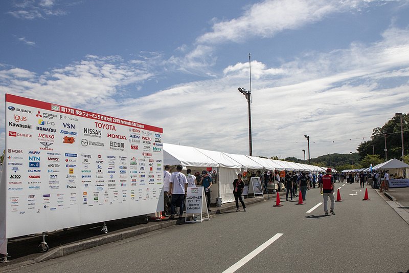 会場内には協賛各社が学生に向けて自社をPRするためのブースを設けている