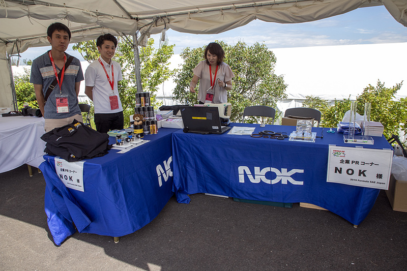 会場内には協賛各社が学生に向けて自社をPRするためのブースを設けている