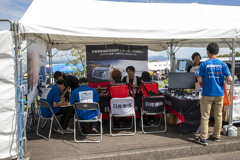 会場内には協賛各社が学生に向けて自社をPRするためのブースを設けている