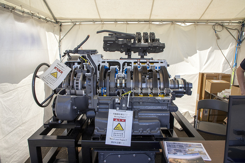 小松製作所は大型ダンプトラックのATを展示