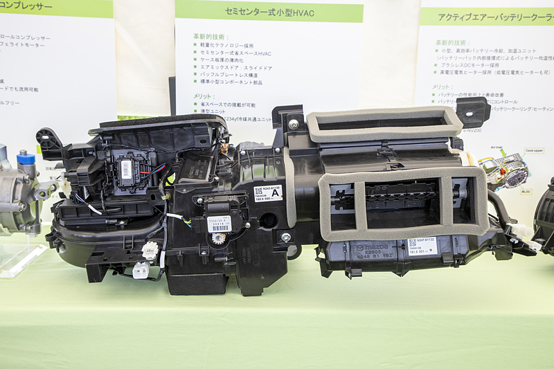 マツダ「ロードスター」に採用されているセミセンター式空調ユニット。省スペースながら効率よく空気を取り込める。また、内部の空気通路は複雑な形状ながら圧力損失が少ないよう設計され、なおかつどの吹き出し口からも均等な量、同じ温度の風を出せるようにしている。空気を流すことについてはボディの空力以上に凝った内容とも言える部位だ