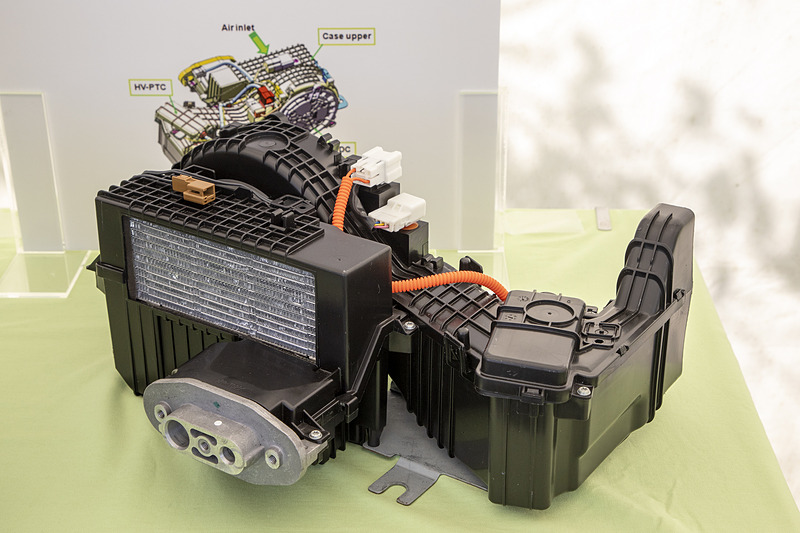 日産自動車「e-NV200」に採用されているアクティブエアーバッテリークーラーユニット。従来のバッテリー冷却用ファンは風を送るだけだったが、これは冷媒からの冷気を取り込んでいるので、より効率よく冷却ができる。また、バッテリーは寒冷地での冷えすぎも禁物なので、このユニットにはヒーターも設けてあり、寒冷地ではヒーターで暖めた風をバッテリーへ送れる