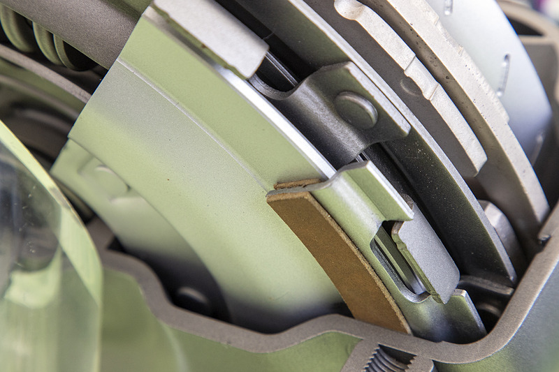 ペンデュラムダンパー付きのトルクコンバーター。ロングトラベルダンパーという柔らかいスプリングを使った独自のねじれ利用の機構を採用することで、変速時のショックを軽減している。また、ロックアップクラッチ部は3倍の耐熱寿命を持たせ、なおかつクラッチを多板化している。なお、今は約1000rpmという低回転からロックアップができるようにしているが、低回転でのロックアップでは微振動が出ることもあり、それを打ち消すためにペンデュラムというムービングウエイトを組み込んでいる