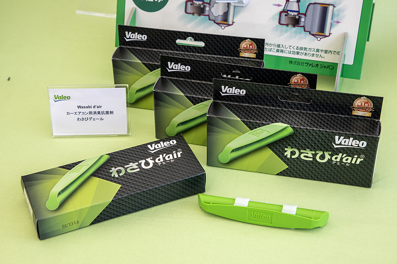 わさびの効果でエアコン内を除菌する「わさびデェール」というアイテム。エアコンフィルターに装着する。エアコンを使用していない駐車時などにわさび成分が広がり、エアコンユニット内を抗菌するという。装着している状態でエアコンのドレンから出る水を検査するとバクテリアの数が半分以下になり、エアコンの臭い（バクテリアの臭い）も大幅に抑えられるようになる。エアコンフィルターの交換時期と同じく、約1年が交換の目安。カーショップやネットショップで発売されている