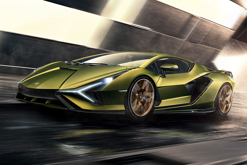 V型12気筒エンジンとeモーター、スーパーキャパシタといったハイブリッドソリューションにより、システム出力602kW（819HP）を発生。0-100km/h加速2.8秒以内、最高速350km/hを達成する