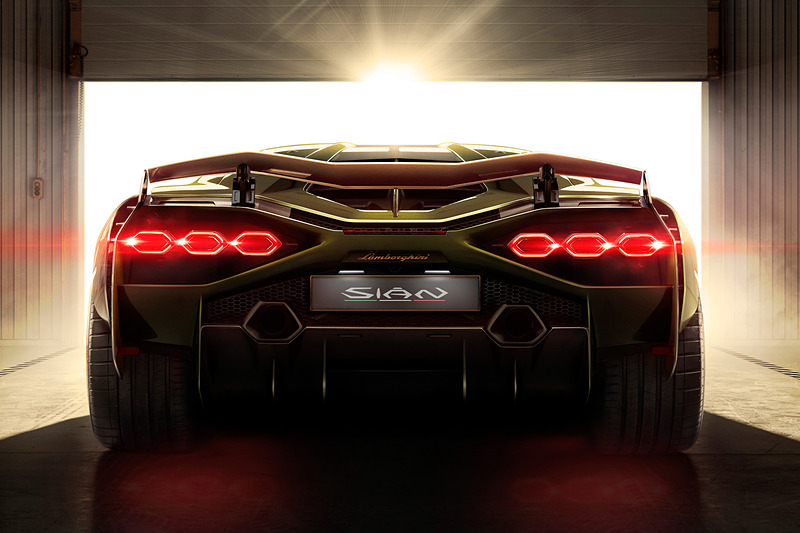 車名のシアンはイタリア ボローニャ地方の方言で「稲妻の閃光」を意味する言葉