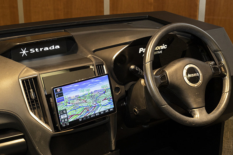 新たに10V型ディスプレイを搭載した新型ストラーダ