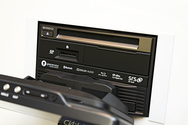 ディスプレイを倒したところ。Blu-rayディスクにも対応