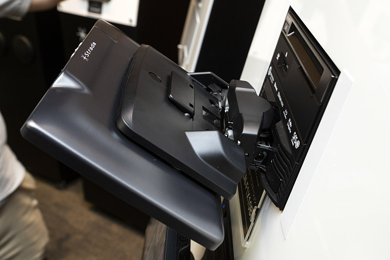 外装はヘアライン仕上げで高級感のあるもの