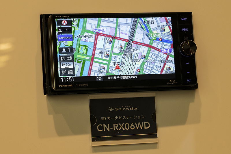 7V型ディスプレイにBlu-rayプレーヤー搭載のRX系モデル。ワイド2DINとなるCN-RX06WDは右サイドにハードキーを装備