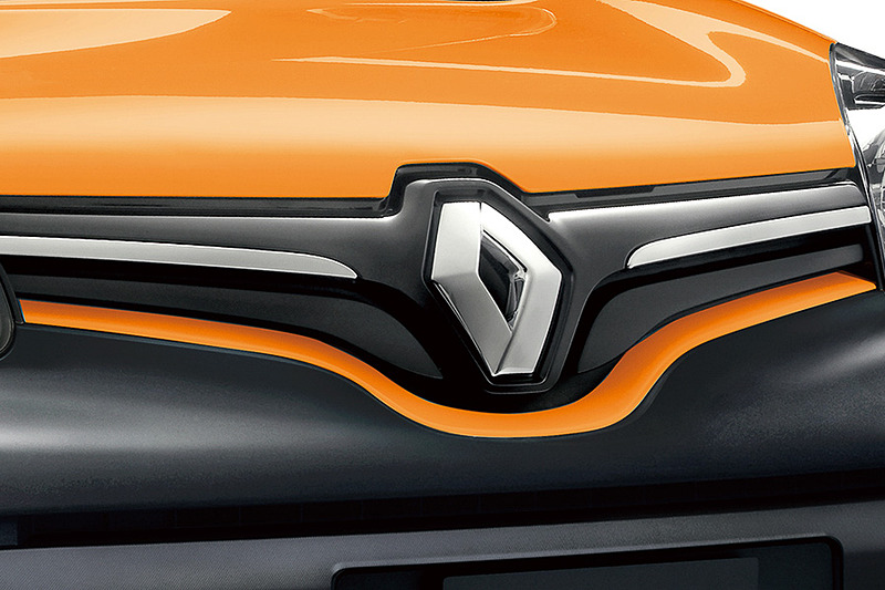 ボディ同色のフロントグリルブレードを装着