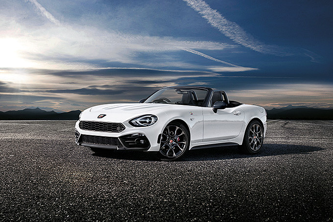 アバルト「124 スパイダー（6速MT）」は398万6000円から406万円に価格改定