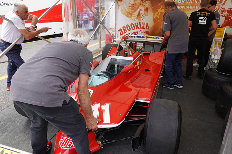 見ているとカウルを外し始めた