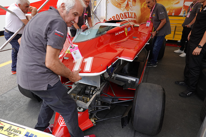 見ているとカウルを外し始めた