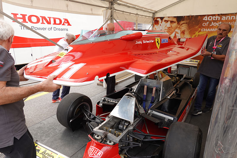 見ているとカウルを外し始めた