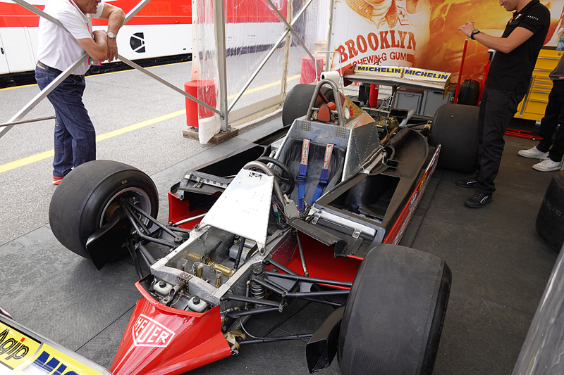 カウルを外したフェラーリ 312T4。前輪の辺りにアクセルペダルなどがあり、前からクラッシュしたらと考えると、ちょっと信じられない作り。40年間の改良を一番感じた部分