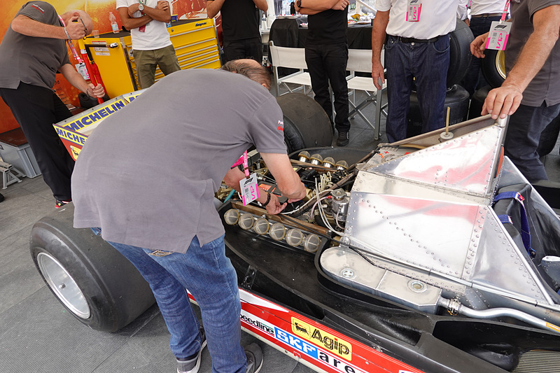 エンジンの調整も行なっていた。片側に6気筒分並ぶエアファンネルが美しい