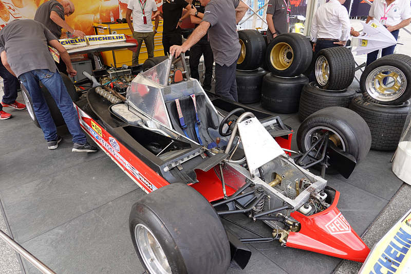 リアセクションの水平対向12気筒エンジンに存在感がある。それだけ空気の流れを阻害しているとも言える