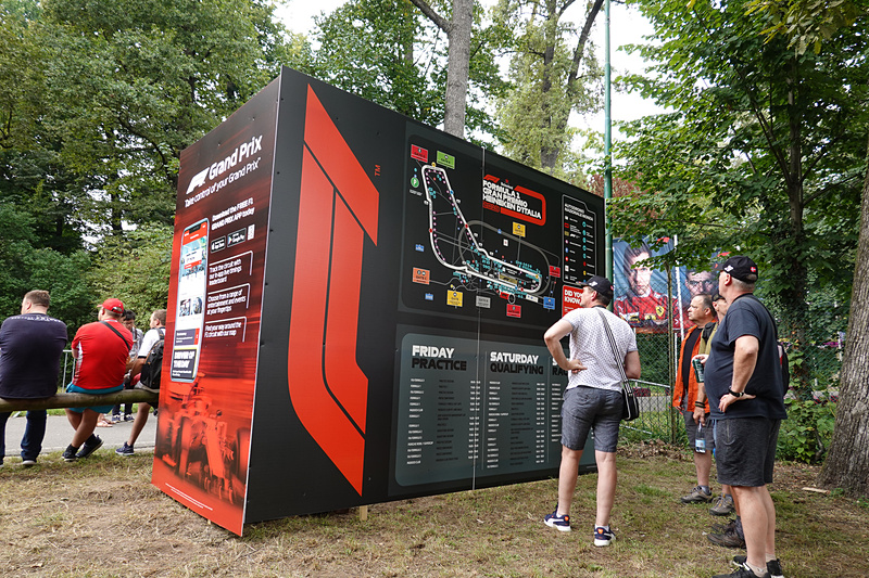 開幕前日の5日は14時が一般入場のオープン時刻。それまで待つ