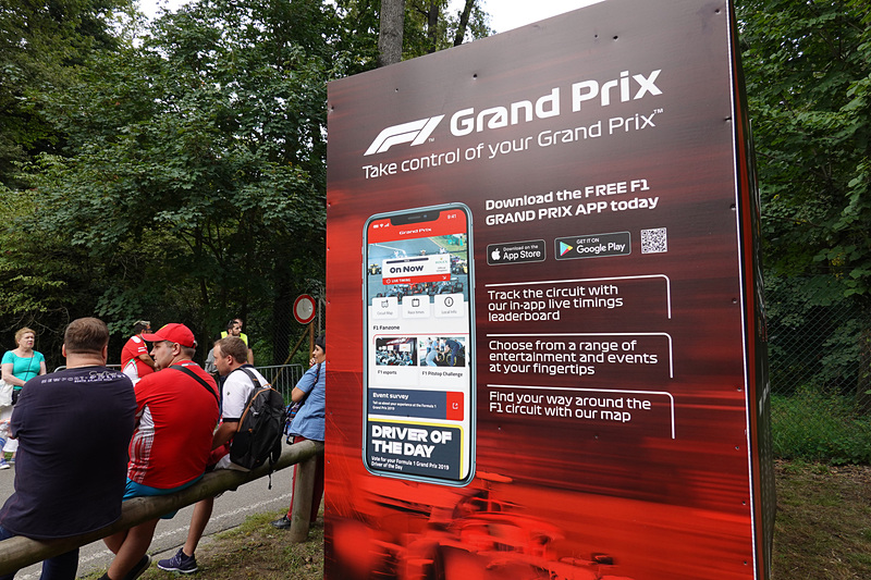 F1アプリの掲示。ライブタイミングなどが見られるので便利