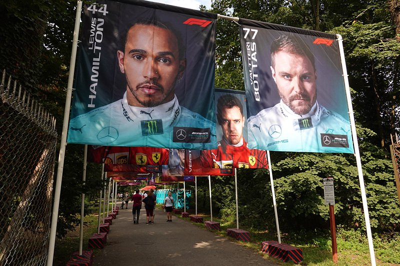 こちらは、A/Bゲートに続く道。選手がコンスタラクターズランキング順に紹介されていた