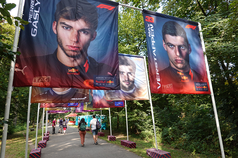 こちらは、A/Bゲートに続く道。選手がコンスタラクターズランキング順に紹介されていた