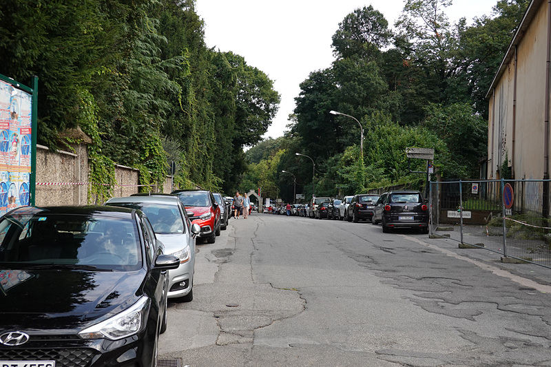 エンツォフェラーリ通りには、多くの車両が駐車していた
