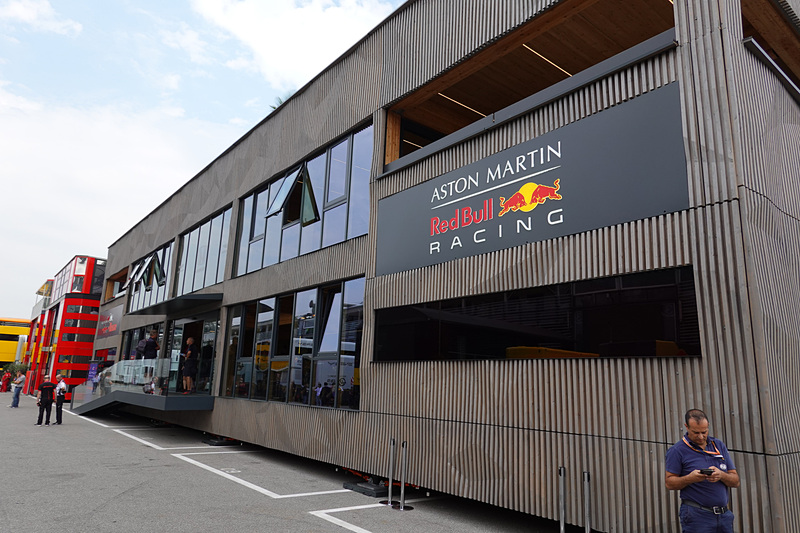 パドックにあるアストンマーティン・レッドブル・レーシング、レッドブル・トロロッソ・ホンダの共同ホスピタリティ。非常に大きい