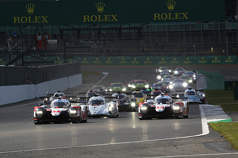 各クラスのマシンが次々と1コーナーに飛び込んでいく
