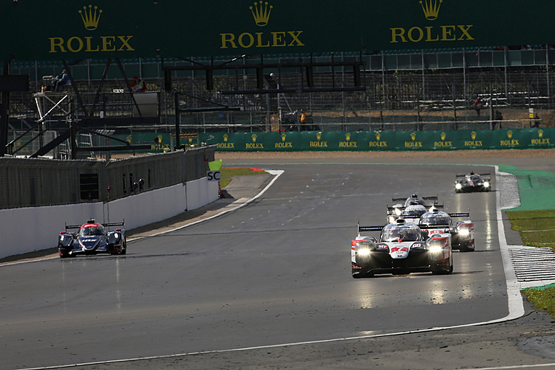 3周目、マシントラブルでストップする22号車。セーフティカーがコースインすることになる