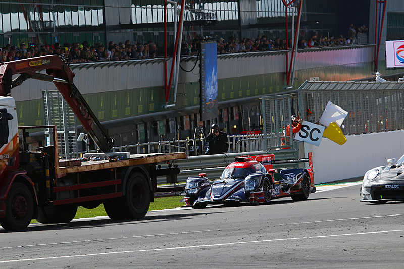 3周目、マシントラブルでストップする22号車。セーフティカーがコースインすることになる