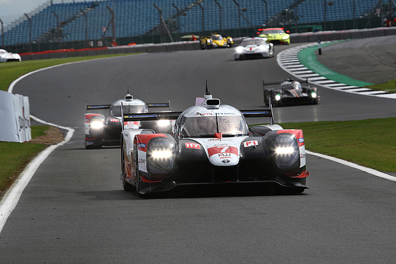 ピットインするトヨタの2台