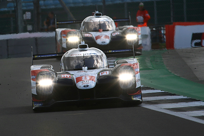 トヨタの7号車と8号車は順位を入れ替えながら激しくバトル