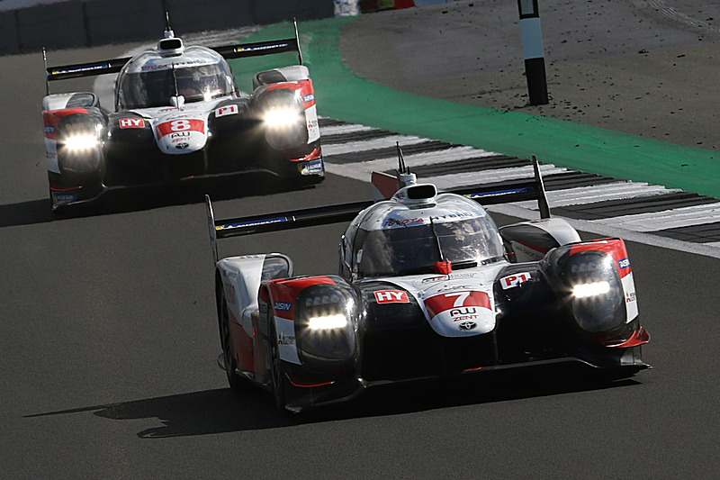 トヨタの7号車と8号車は順位を入れ替えながら激しくバトル