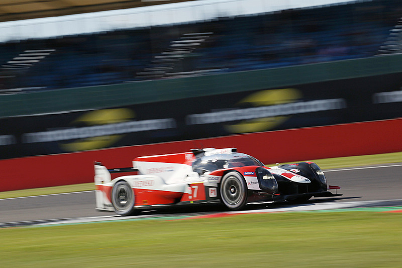 トヨタの7号車と8号車は順位を入れ替えながら激しくバトル