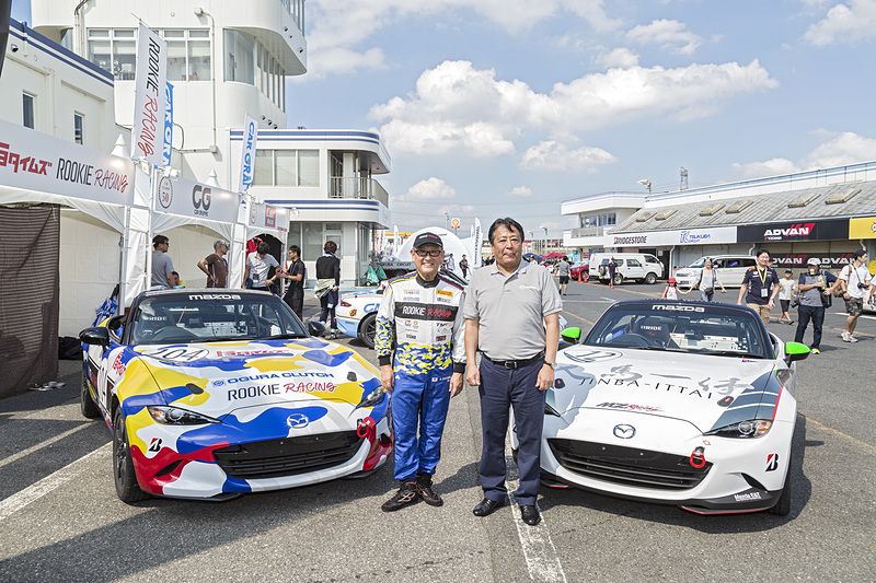 参戦するロードスターを前にマツダ株式会社 代表取締役社長兼CEO 丸本明氏とトヨタ自動車株式会社 代表取締役社長 豊田章男氏