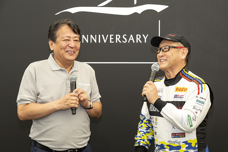 マツダの代表取締役社長兼CEO 丸本明氏と、トヨタ自動車の代表取締役社長 豊田章男氏