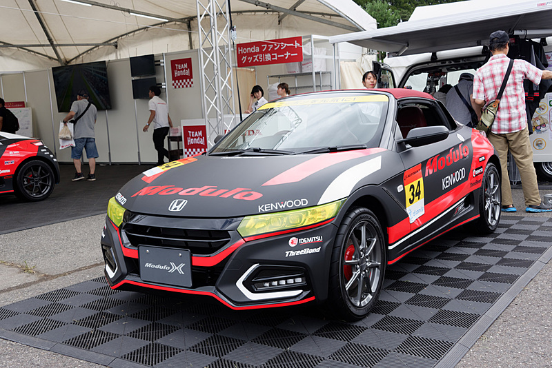 ブースでは64号車 Modulo Epson NSX-GTと34号車 Modulo KENWOOD NSX GT3を模した本田技研工業「S660」のラッピングカーを展示。34号車側のベース車両には「S660 Modulo X」を使っている