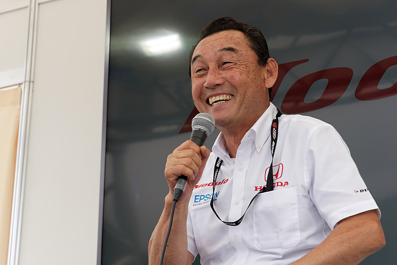 タイヤ選びについて語る中嶋総監督