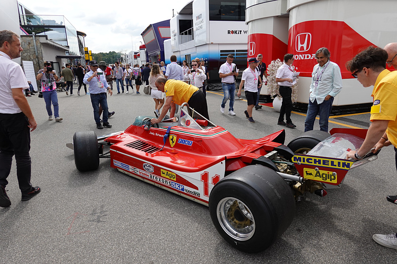 ホンダのモーターホームの横を通ってコースへ