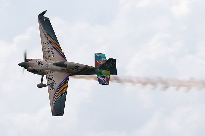 レッドブル・エアレースで“最後の年間チャンピオン”となったホール選手の飛行シーン