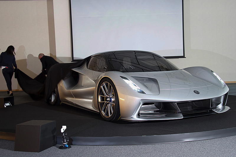 2000PS/1700NmのフルEV（電気自動車）ハイパーカーであるエヴァイヤがアンベール